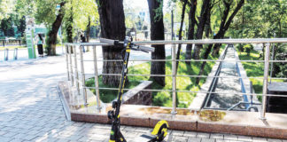Жүрмей қалған Arba, бағыты белгісіз Ozim scooters