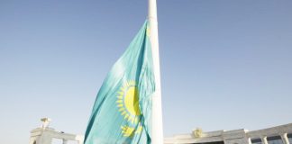 Айдың-күннің аманында көк туымыз неге төмен түсіріле береді?