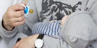 Декреттегі әкелер: 12 жылда жүз мыңдай еркек декретке шыққан