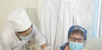 Коронавируспен күрес: Сексеннің сеңгіріне шыққан қарттар да екпе алды