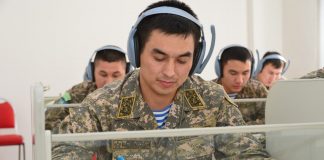 Бітімгерлік даярлық орталығының нұсқаушылары ағылшын тілінің курсынан өтіп жатыр