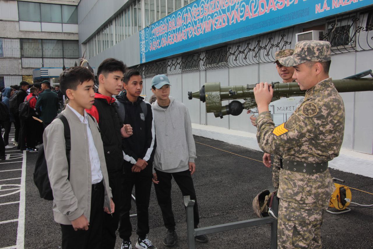 Около трехсот учеников. Военные Казахстана. Военная школа 16 лет. Военной институт оборона Республика Таджикистан.