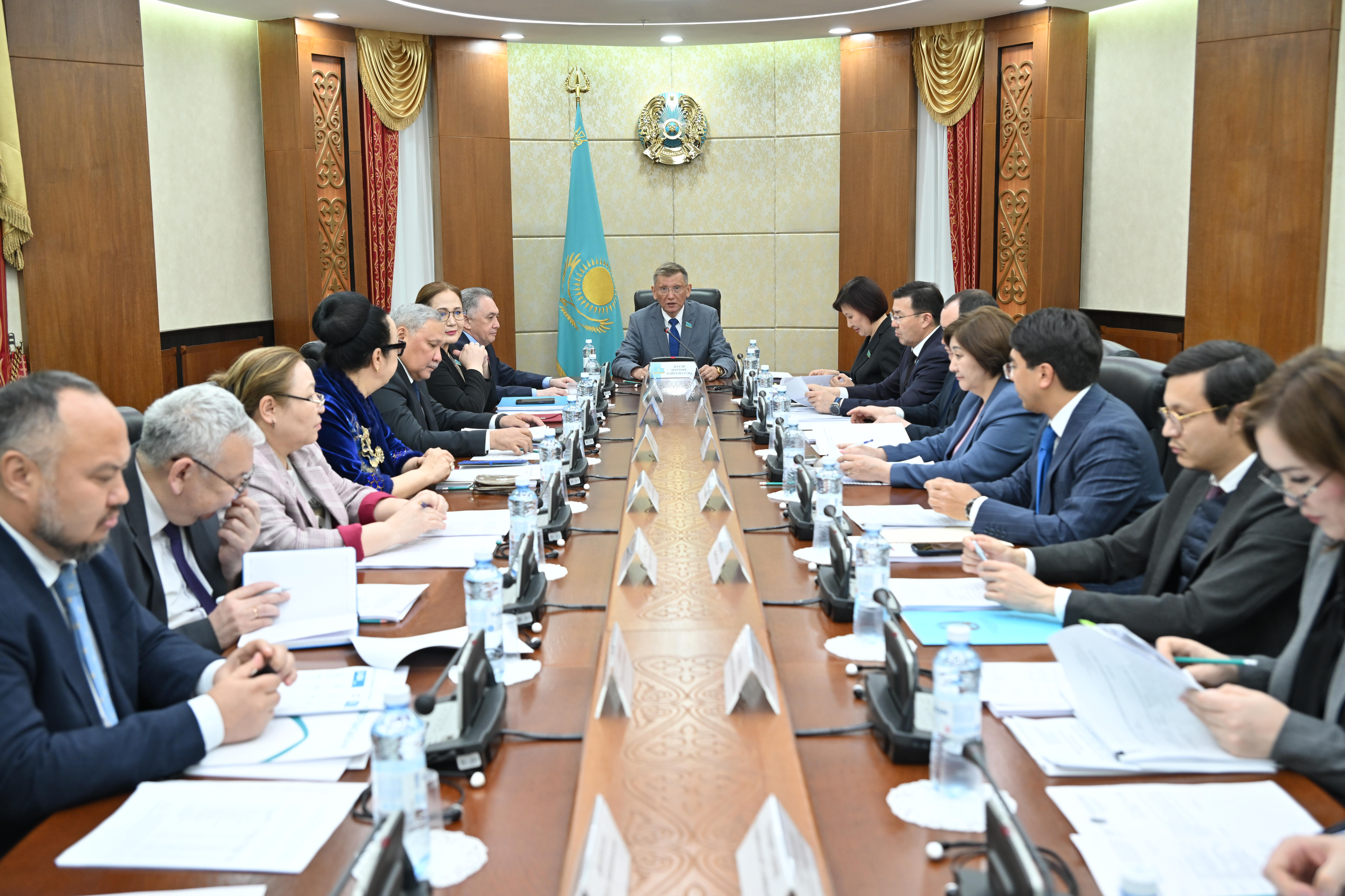 Сенатта еңбек және жұмыспен қамту жөніндегі парламенттік тыңдаудың ұсынымдарын іске асыру талқыланды