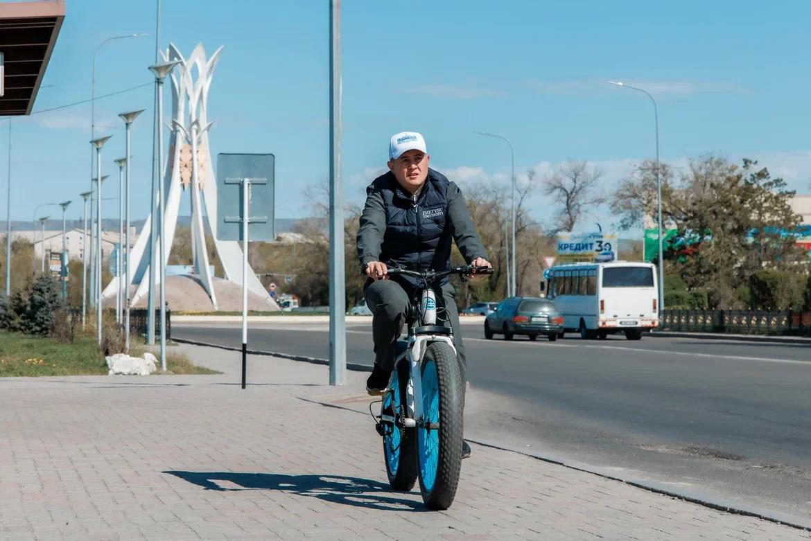 Автокөліксіз күн: Жетісу университетінің қызметкерлері жұмысқа велосипедпен келді