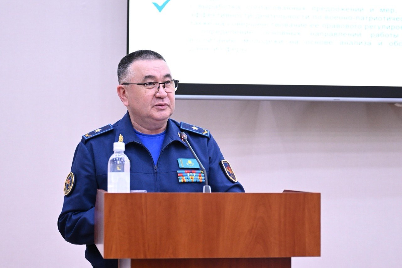 Қорғаныс министрінің орынбасары Мәжілісте жастардың әскерге дейінгі даярлық жүйесінің жаңартылған нұсқасын таныстырды