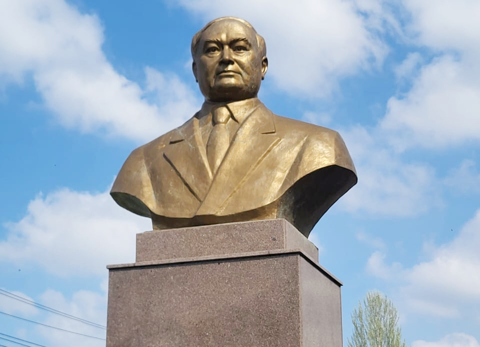 Темірбек Қожакеев мұрасы: «Қожакеевтанушылар» әдеби-танымдық клубы, мектеп музейі және журналистика сабақтастығы