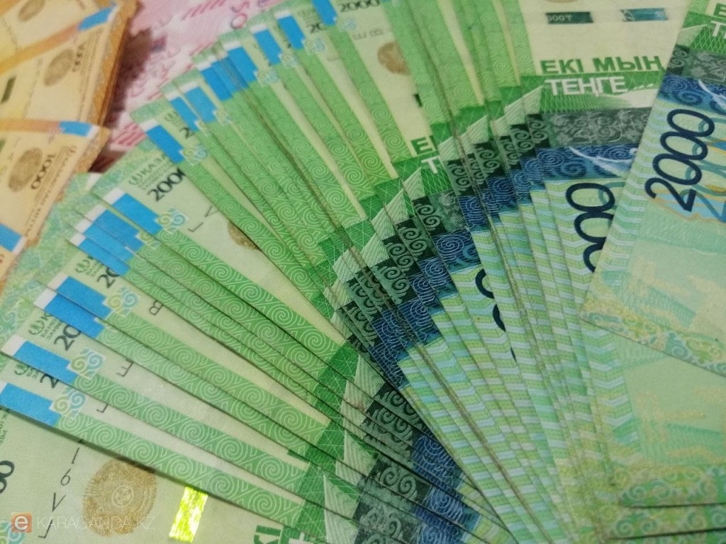 Ескі 2000 және 10 000 теңгелік банкноттардың айналым мерзімі аяқталады