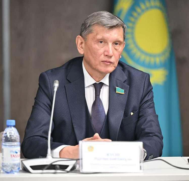 Нұртөре Жүсіп: Дастархан үстінде қол алысып амандасу – әдепсіздік (видео)